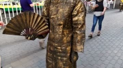 户外逗笑小姐姐,欢乐时光瞬间捕捉