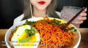 美国小姐姐吃魔鬼拌面,味蕾与勇气的极限对决！