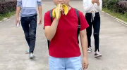 小姐姐扔东西素材图,捕捉生活趣味瞬间